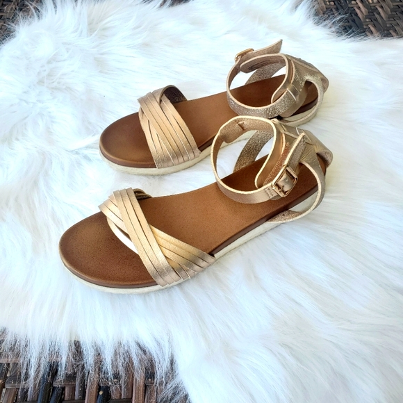 Sophie 17 Landon Metallic Gold Sandals Girls Size 4